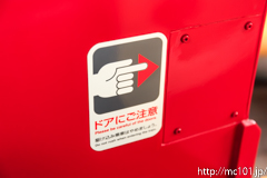 [京都鉄道博物館] SLスチーム号客車の「ドアにご注意」ステッカーはJR西日本共通仕様