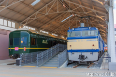 [京都鉄道博物館] 左・スロネフ25 501、右・EF65 1(トワイライトプラザ)