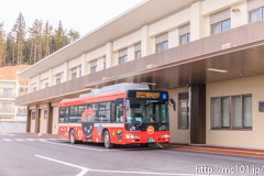 [大船渡線高田病院駅] BRT105便、3月に県立高田病院が新装開院してから1か月、BRT及び岩手県交通バスが構内に乗り入れるようになりました。