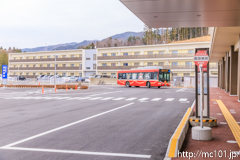 [大船渡線陸前高田駅] BRT106便、病院構内へ入線するBRT