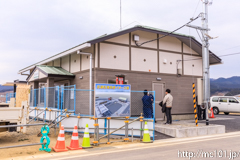 [大船渡線陸前高田駅] 新駅舎北側から。目の前にトラックが2台停まっている状態です。