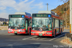 [気仙沼線柳津駅] BRTのバス2台、駅前広場にて待機中。