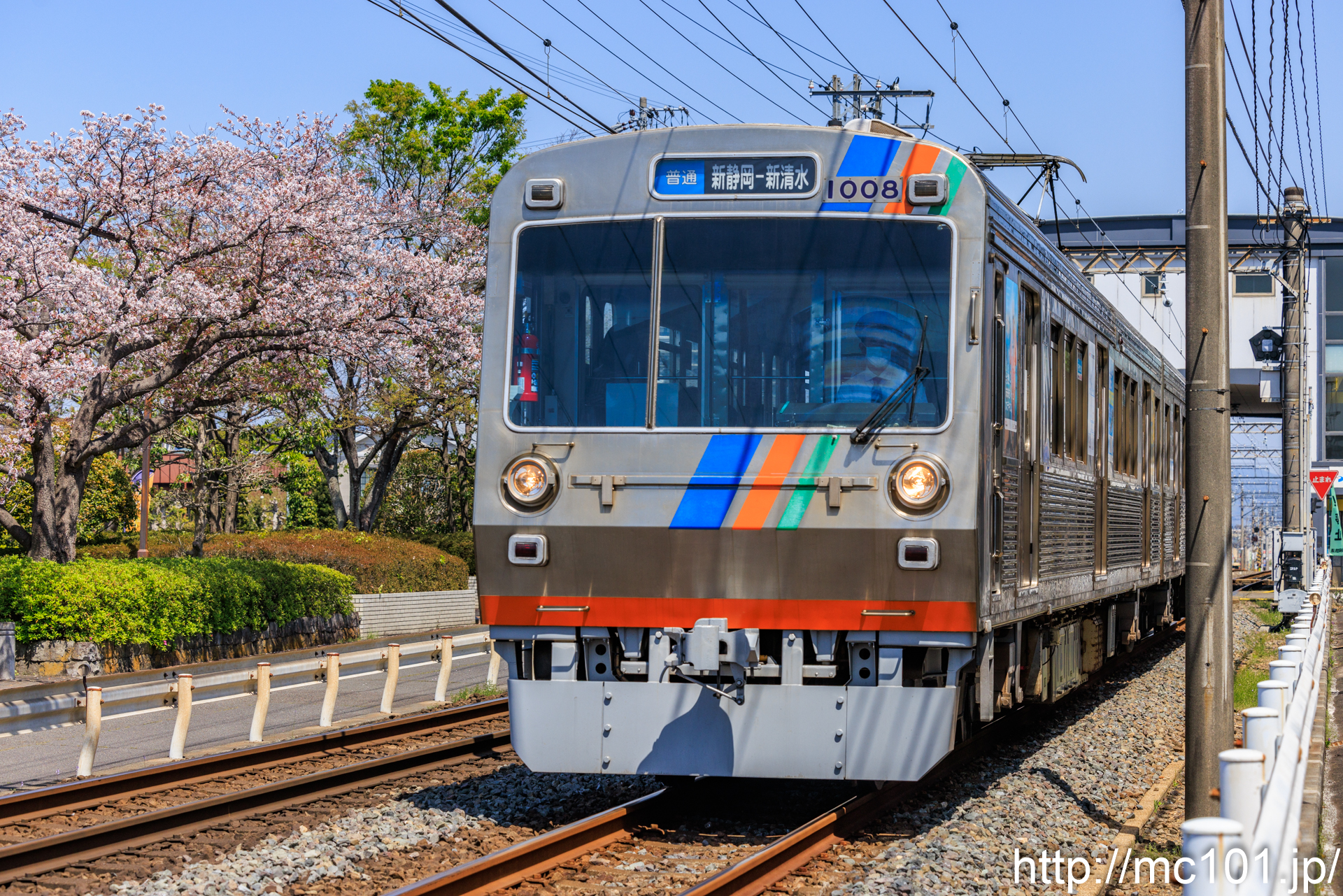 静岡鉄道静岡清水線 県総合運動場～県立美術館前間で撮影した静岡鉄道1000形1008を先頭とする列車(1008F)の写真
