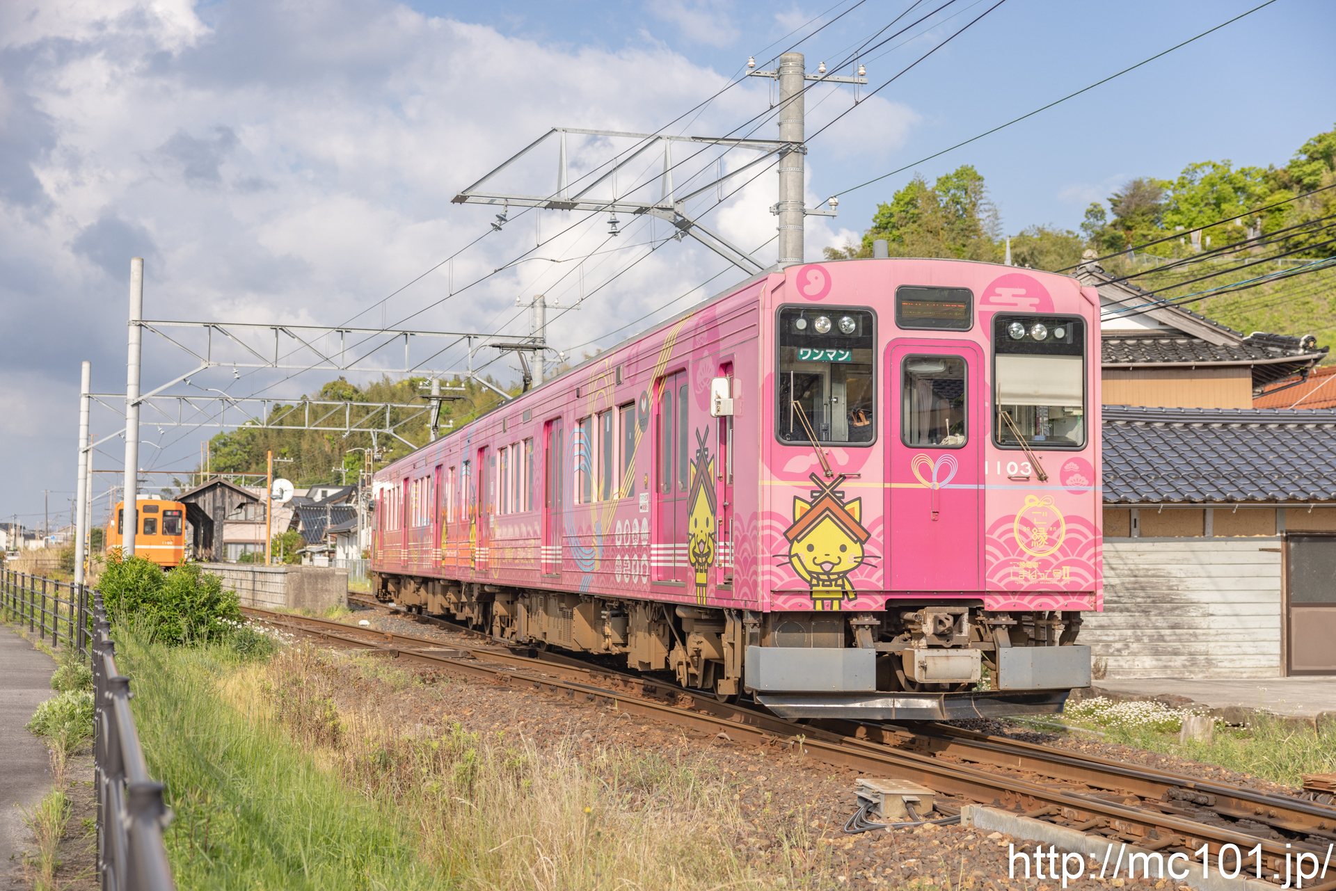 一畑電車北松江線 秋鹿町駅付近で撮影した一畑電車1000系1103を先頭とする列車(1103F)の写真