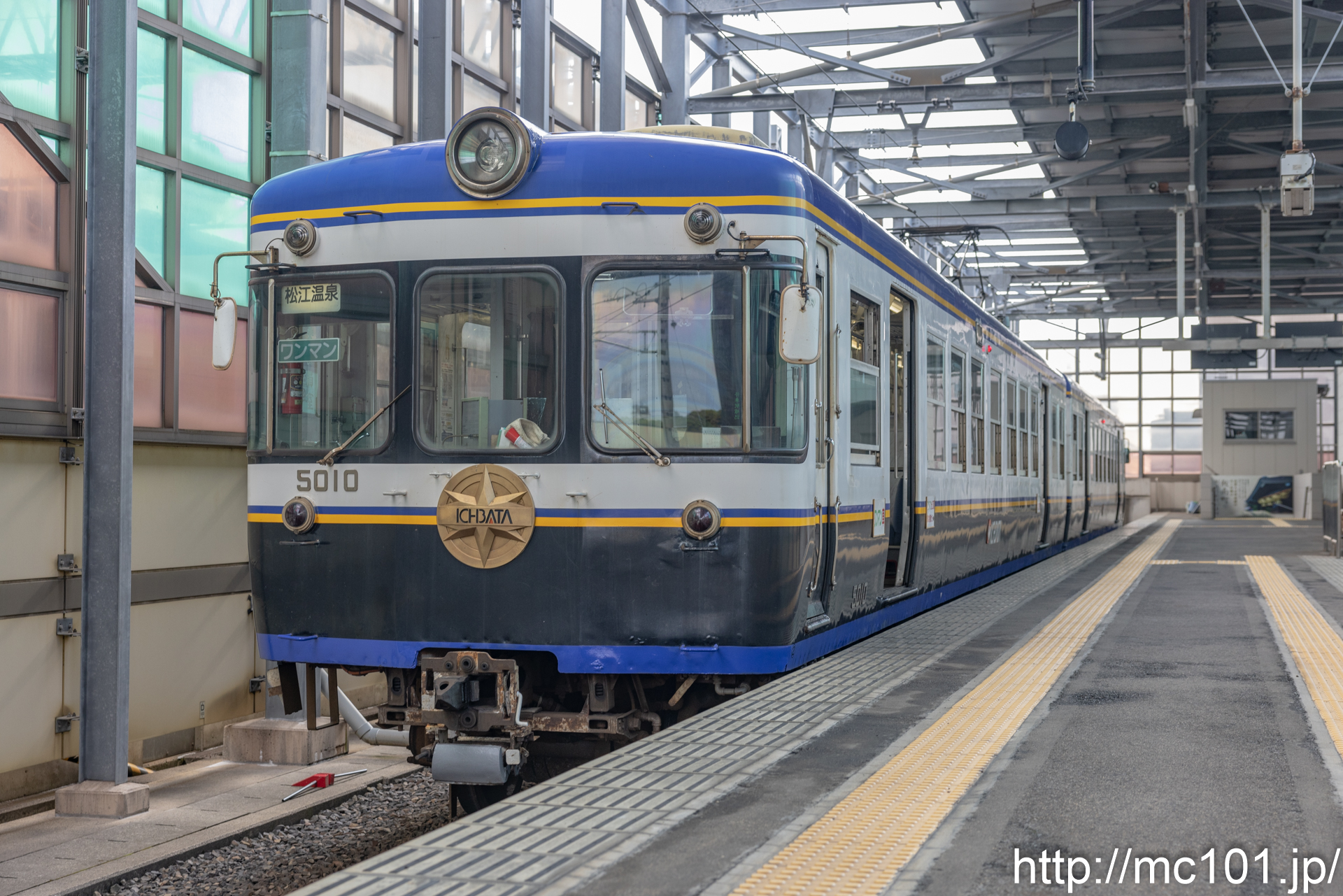 一畑電車北松江線 電鉄出雲市駅で撮影した一畑電車5000系5010を先頭とする列車(5010F)の写真
