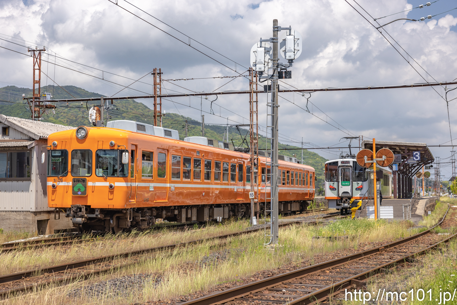 一畑電車北松江線 川跡駅付近で撮影した一畑電車5000系5109を先頭とする列車(5009F)の写真