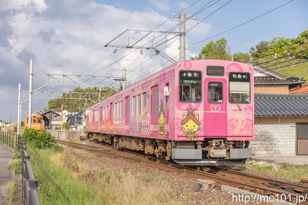 一畑電車北松江線 秋鹿町駅付近で撮影した一畑電車1000系1103を先頭とする列車(1103F)の写真