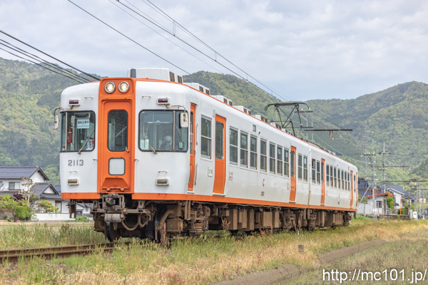 一畑電車北松江線  大津町～武志間で撮影した一畑電車2100系2113を先頭とする列車(2103F)の写真