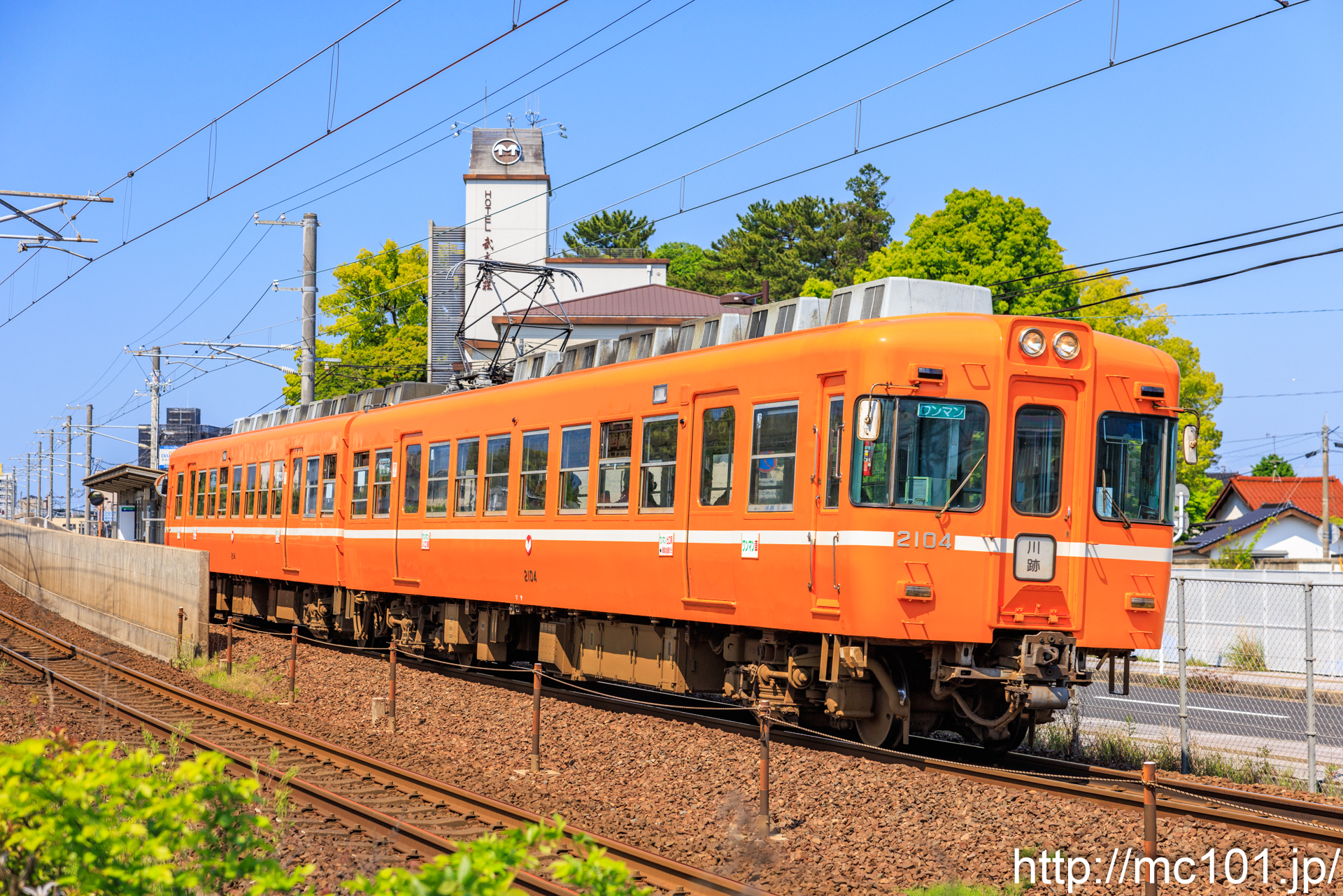 一畑電車北松江線 出雲科学館パークタウン前駅付近で撮影した一畑電車2100系2104を先頭とする列車(2104F)の写真