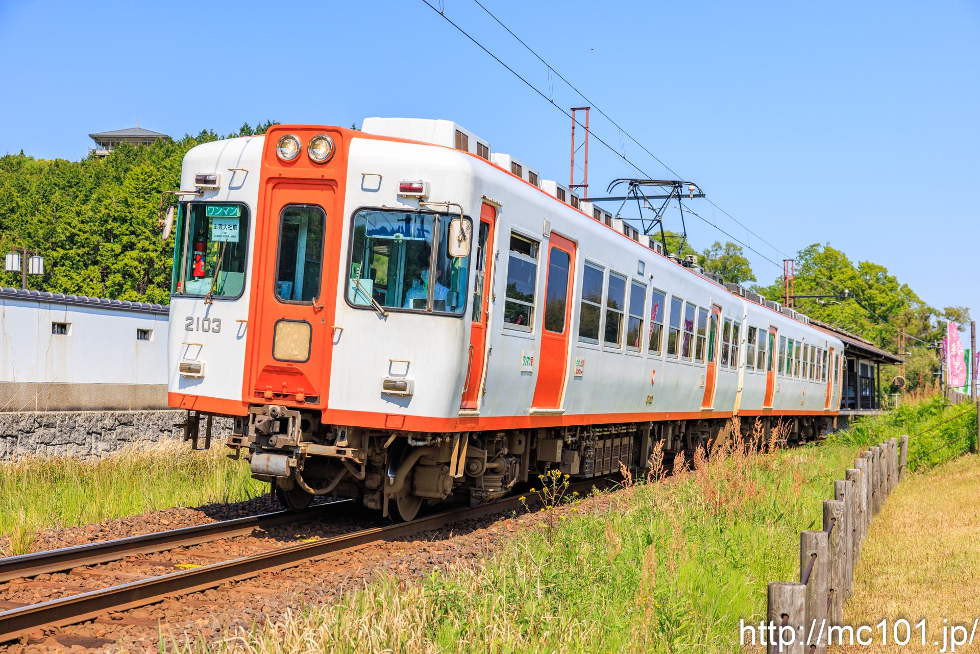 一畑電車北松江線 松江フォーゲルパーク駅付近で撮影した一畑電車2100系2103を先頭とする列車(2103F)の写真
