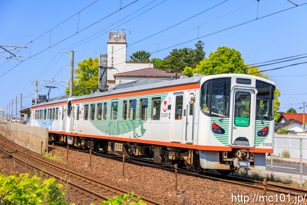 一畑電車北松江線 出雲科学館パークタウン前駅付近で撮影した一畑電車7000系7003 + 7002の写真