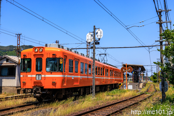 一畑電車北松江線 川跡駅付近で撮影した一畑電車2100系2114を先頭とする列車(2104F)の写真