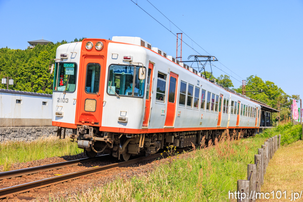 一畑電車北松江線 松江フォーゲルパーク駅付近で撮影した一畑電車2100系2103を先頭とする列車(2103F)の写真
