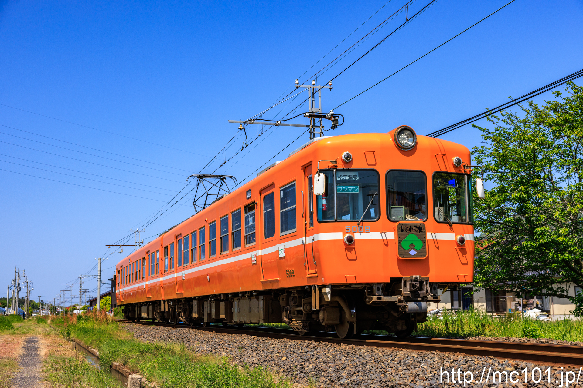 一畑電車大社線 遥堪～浜山公園北口間で撮影した一畑電車5000系5009を先頭とする列車(5009F)の写真