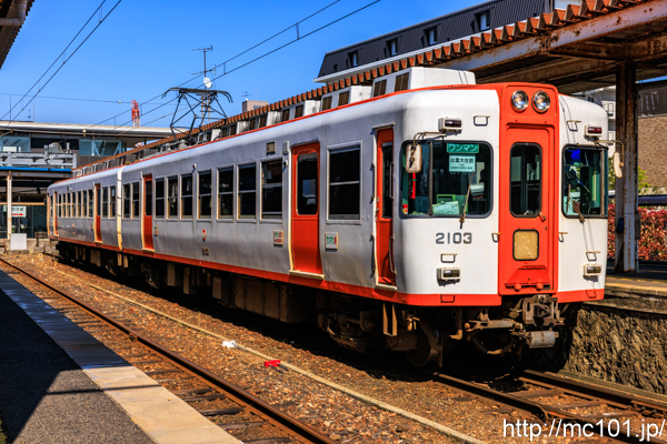一畑電車北松江線 松江しんじ湖温泉駅で撮影した一畑電車2100系2103を先頭とする列車(2103F)の写真