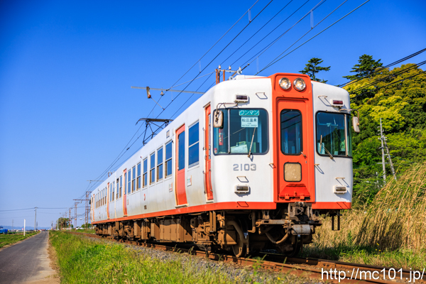 一畑電車北松江線 大寺～美談間で撮影した一畑電車2100系2103を先頭とする列車(2103F)の写真