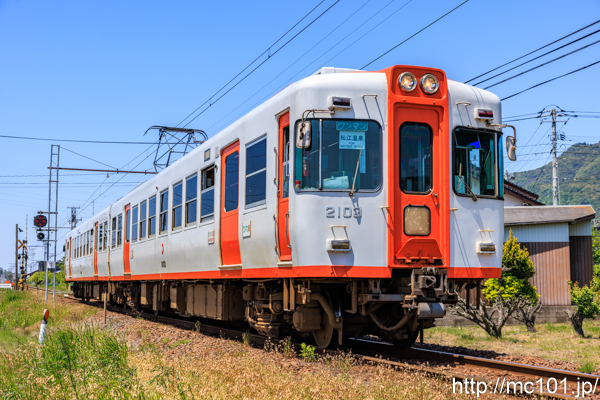 一畑電車大社線 遥堪駅付近で撮影した一畑電車2100系2103を先頭とする列車(2103F)の写真