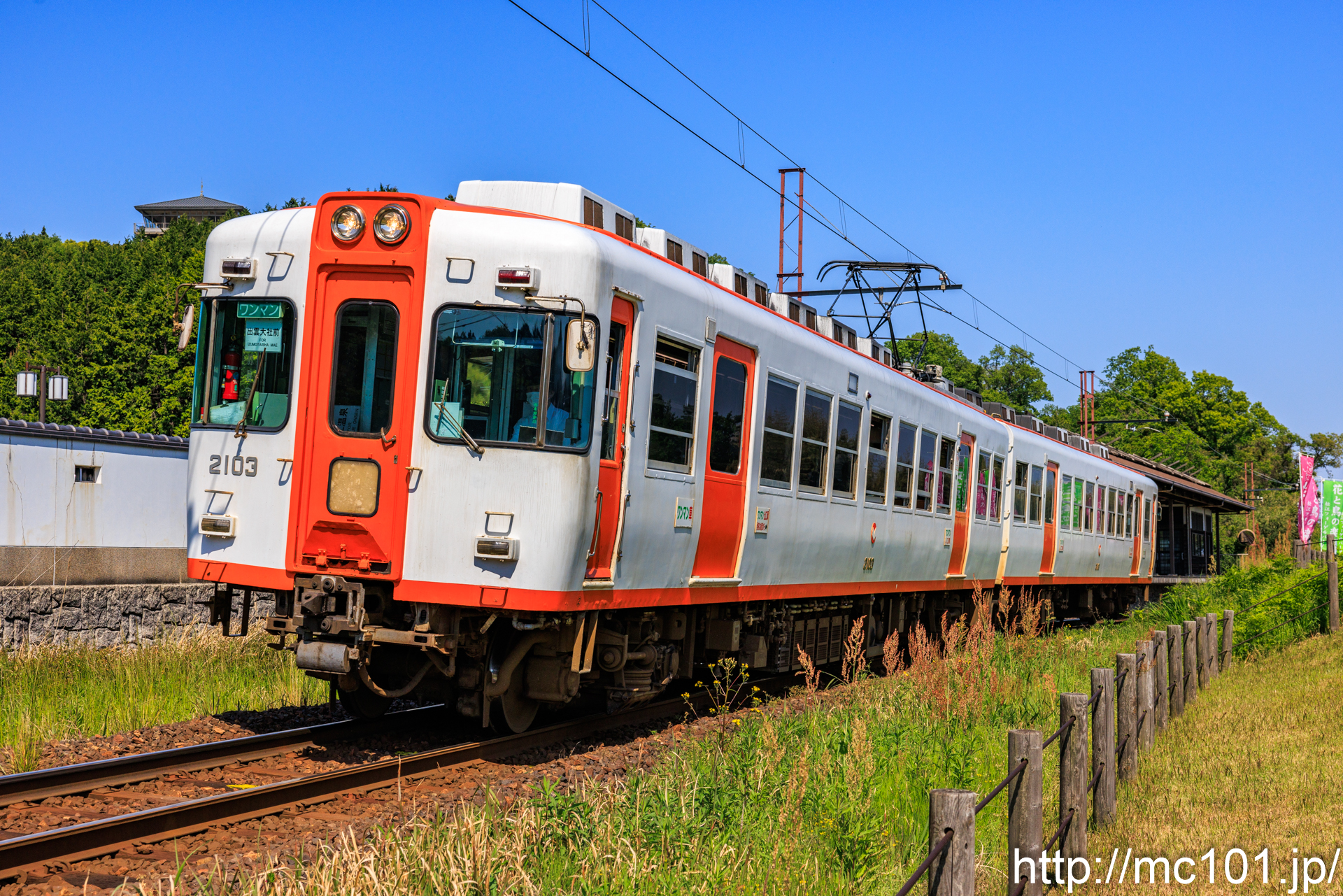 一畑電車北松江線 松江フォーゲルパーク駅付近で撮影した一畑電車2100系2103を先頭とする列車(2103F)の写真