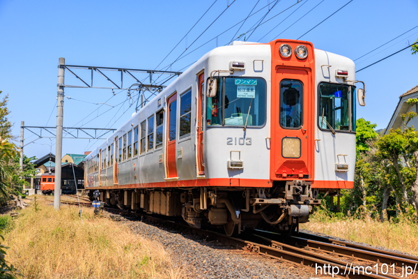 一畑電車大社線 出雲大社前駅付近で撮影した一畑電車2100系2103を先頭とする列車(2103F)の写真