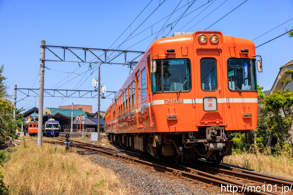 一畑電車大社線 出雲大社前駅付近で撮影した一畑電車2100系2104を先頭とする列車(2104F)の写真