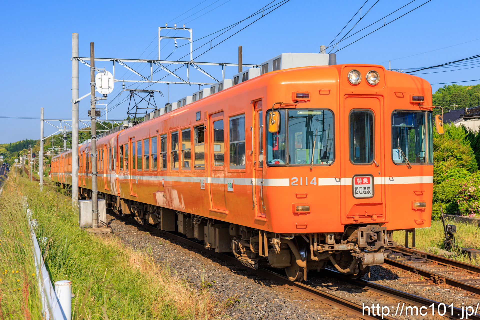 一畑電車北松江線 津ノ森駅付近で撮影した一畑電車2100系2114を先頭とする列車(2104F)の写真
