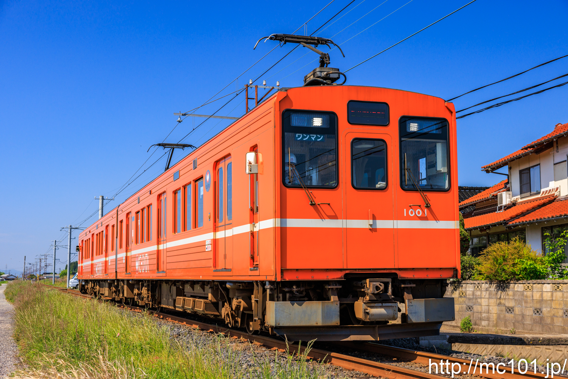 一畑電車北松江線 美談～旅伏間で撮影した一畑電車1000系1001を先頭とする列車(1001F)の写真