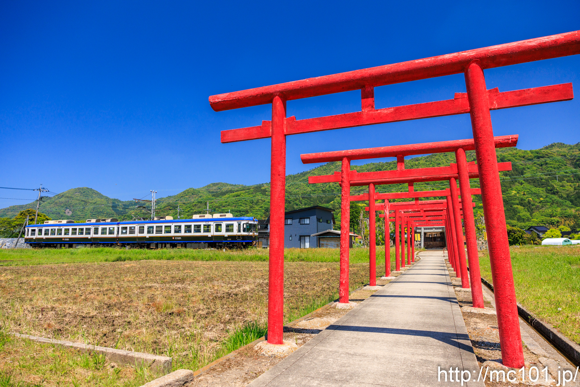 一畑電車大社線 高浜～遥堪間で撮影した一畑電車5000系5010を先頭とする列車(5010F)の写真