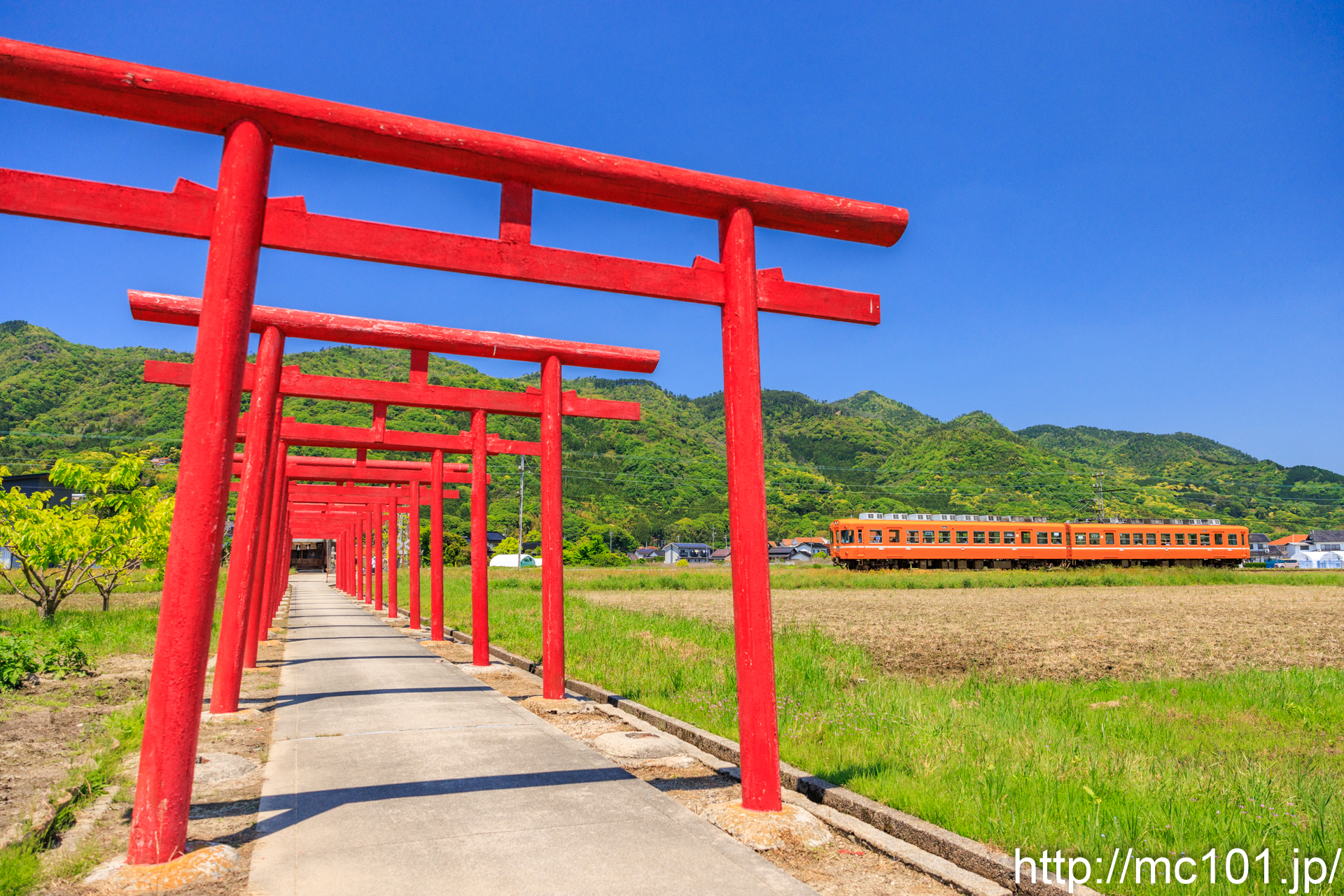 一畑電車大社線 高浜～遥堪間で撮影した一畑電車2100系2114を先頭とする列車(2104F)の写真