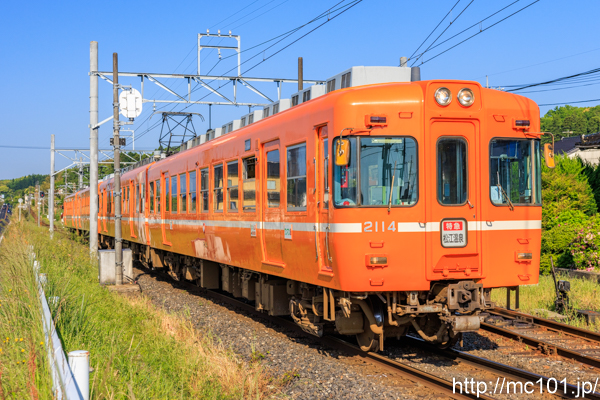 一畑電車北松江線 津ノ森駅付近で撮影した一畑電車2100系2114を先頭とする列車(2104F)の写真