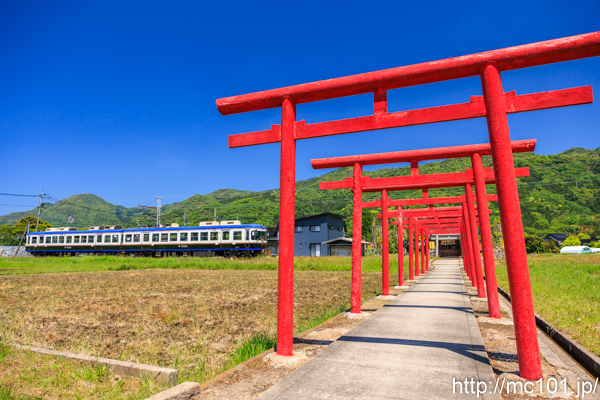 一畑電車大社線 高浜～遥堪間で撮影した一畑電車5000系5010を先頭とする列車(5010F)の写真