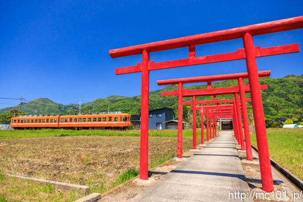 一畑電車大社線 高浜～遥堪間で撮影した一畑電車2100系2104を先頭とする列車(2104F)の写真