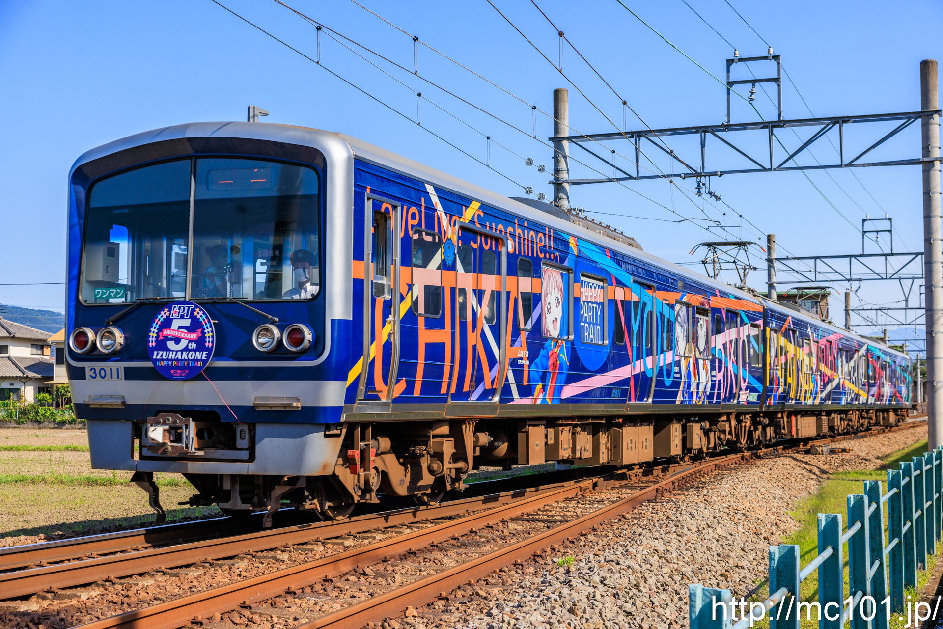 伊豆箱根鉄道駿豆線 大場駅付近で撮影した伊豆箱根鉄道3000系3011を先頭とする列車(3506F)の写真
