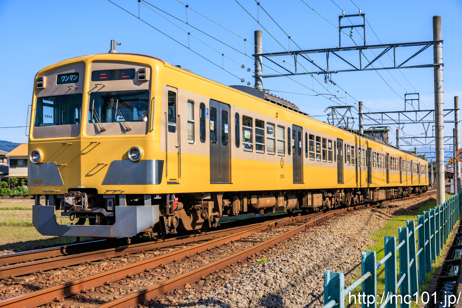 伊豆箱根鉄道駿豆線 大場駅付近で撮影した伊豆箱根鉄道1300系1301を先頭とする列車(1301F)の写真