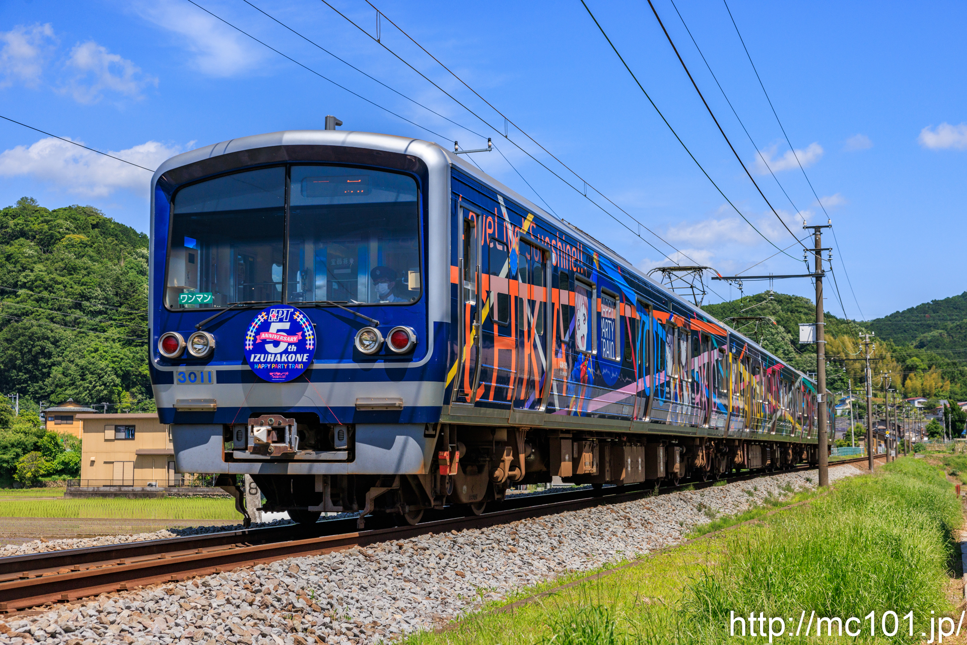 伊豆箱根鉄道駿豆線 大仁～牧之郷間で撮影した伊豆箱根鉄道3000系3011を先頭とする列車(3506F)の写真