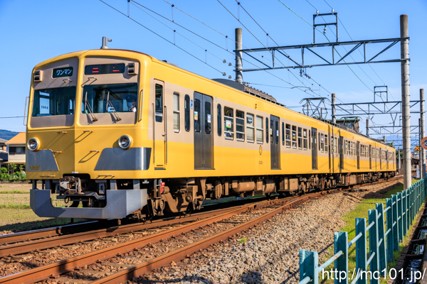 伊豆箱根鉄道駿豆線 大場駅付近で撮影した伊豆箱根鉄道1300系1301を先頭とする列車(1301F)の写真