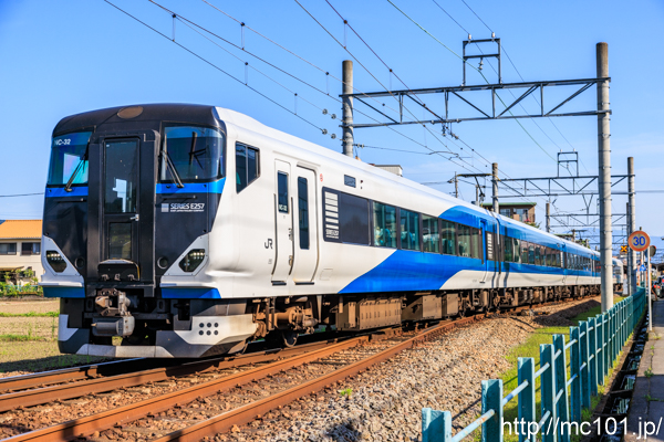 伊豆箱根鉄道駿豆線 大場駅付近で撮影したJR東日本E257系クハE256-2507を先頭とする列車(NC-32編成)の写真