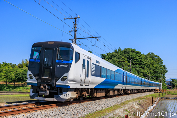伊豆箱根鉄道駿豆線 三島二日町～大場間で撮影したJR東日本E257系クハE257-2507を先頭とする列車(NC-32編成)の写真