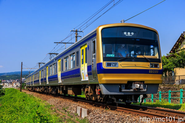 伊豆箱根鉄道駿豆線 田京～大仁間で撮影した伊豆箱根鉄道7000系7502を先頭とする列車(7502F)の写真