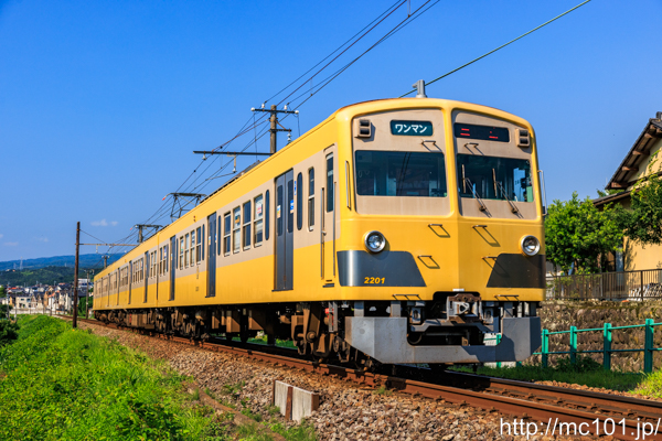 伊豆箱根鉄道駿豆線 田京～大仁間で撮影した伊豆箱根鉄道1300系2201を先頭とする列車(1301F)の写真