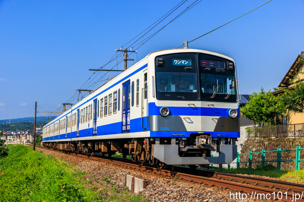 伊豆箱根鉄道駿豆線 田京～大仁間で撮影した伊豆箱根鉄道1300系2202を先頭とする列車(1302F)の写真