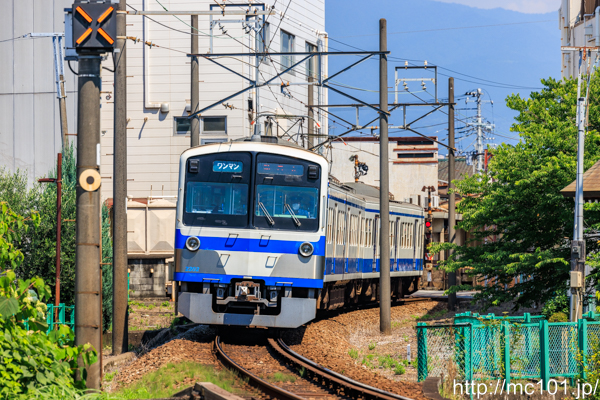 伊豆箱根鉄道駿豆線 三島広小路～三島田町間で撮影した伊豆箱根鉄道1300系2202を先頭とする列車(1302F)の写真