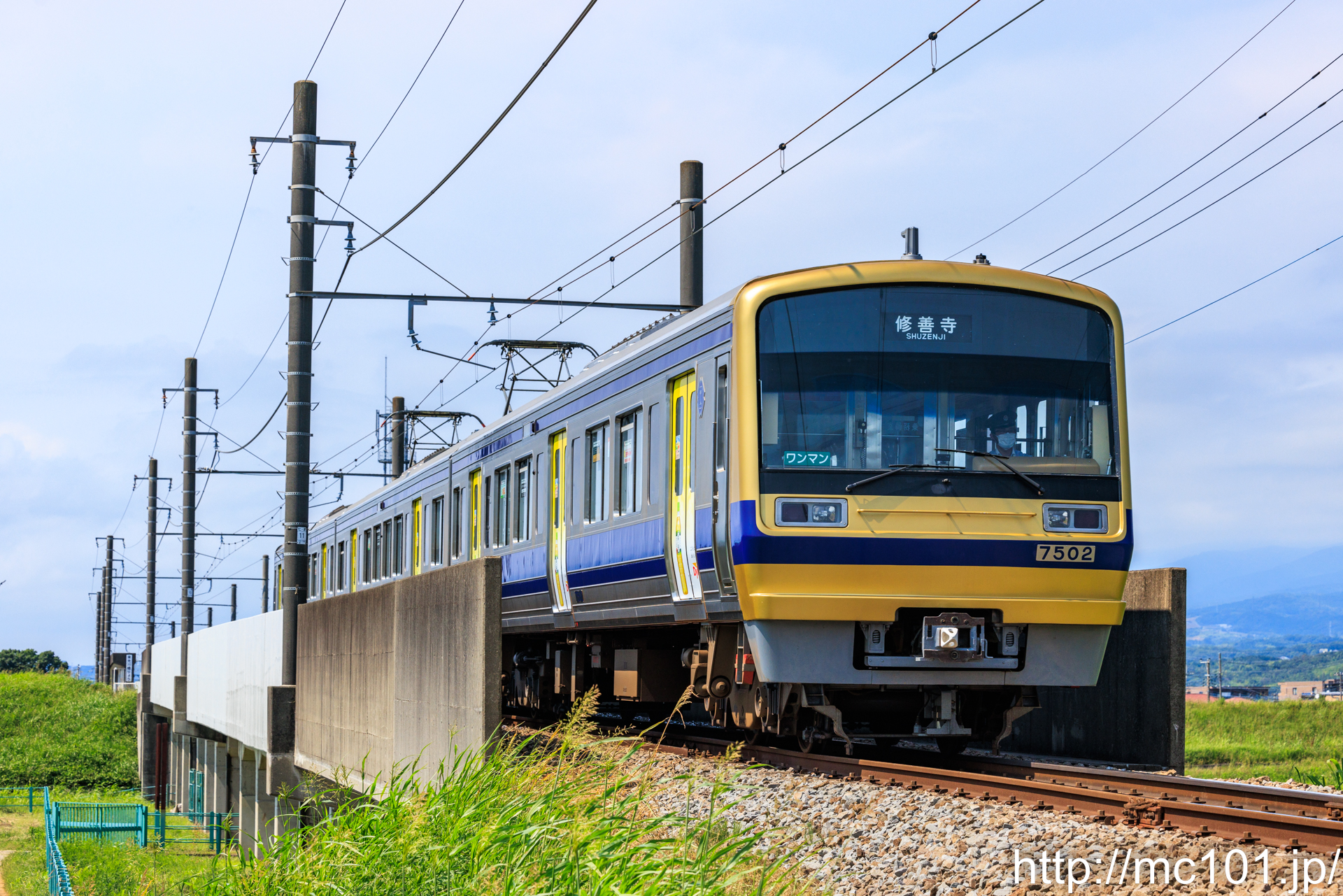 伊豆箱根鉄道駿豆線 伊豆仁田～原木間で撮影した伊豆箱根鉄道7000系7502を先頭とする列車(7502F)の写真