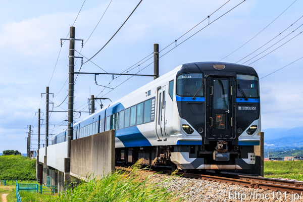 伊豆箱根鉄道駿豆線 伊豆仁田～原木間で撮影したJR東日本E257系クハE256-2514を先頭とする列車(NC-34編成)の写真