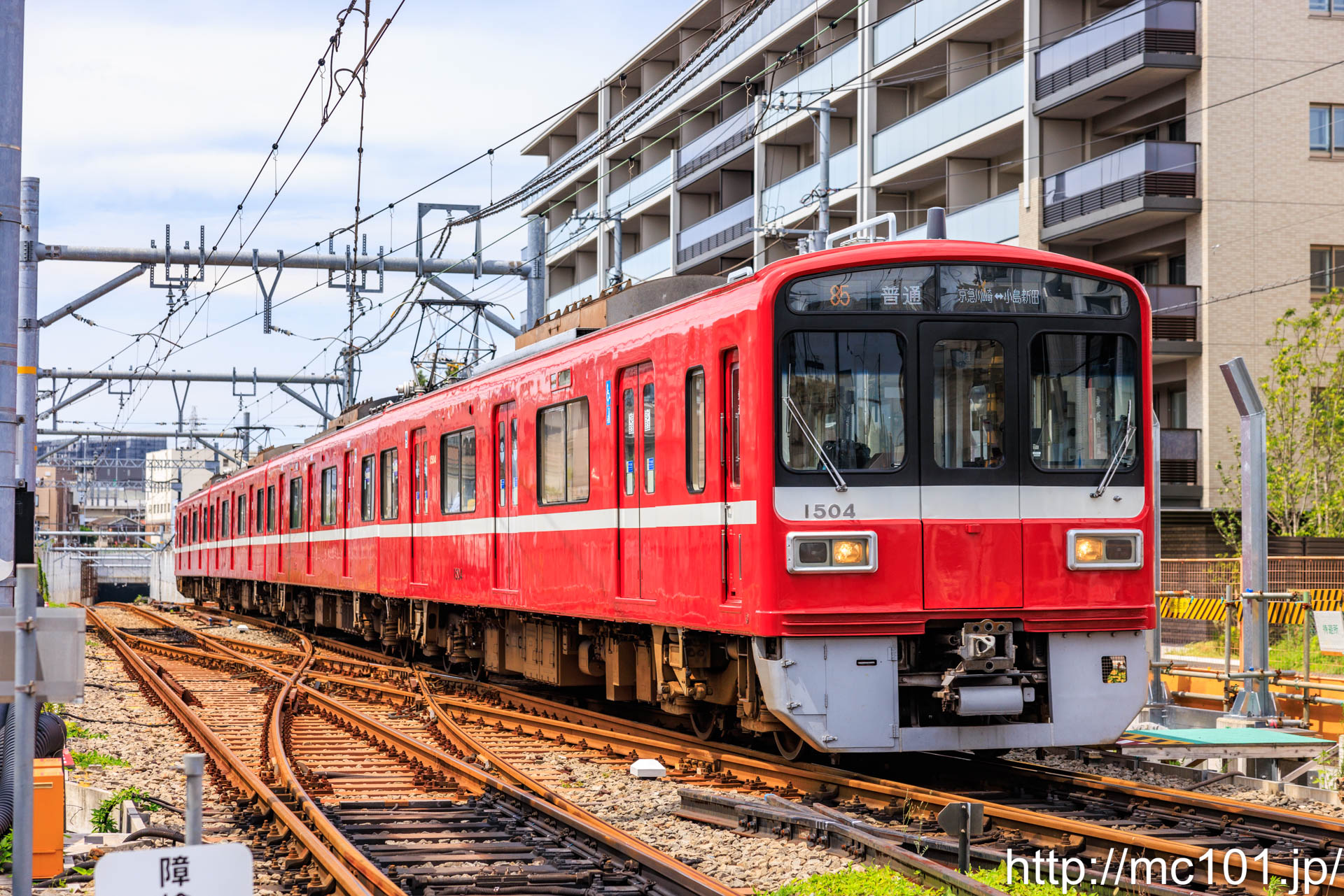 京浜急行電鉄大師線 小島新田駅付近で撮影した京浜急行電鉄1500形1504を先頭とする列車(1501F)の写真