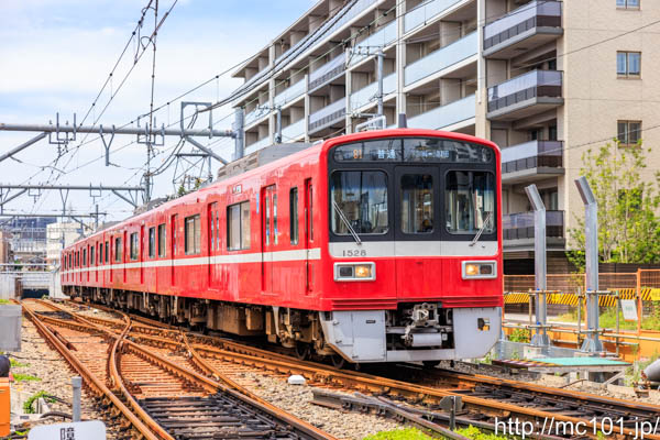 京浜急行電鉄大師線 小島新田駅付近で撮影した京浜急行電鉄1500形1528を先頭とする列車(1525F)の写真