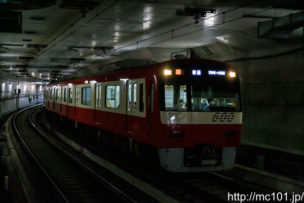 京浜急行電鉄大師線 大師橋駅で撮影した京浜急行電鉄600形655-4を先頭とする列車(655F)の写真