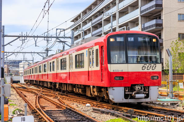京浜急行電鉄大師線 小島新田駅付近で撮影した京浜急行電鉄600形655-4を先頭とする列車(655F)の写真