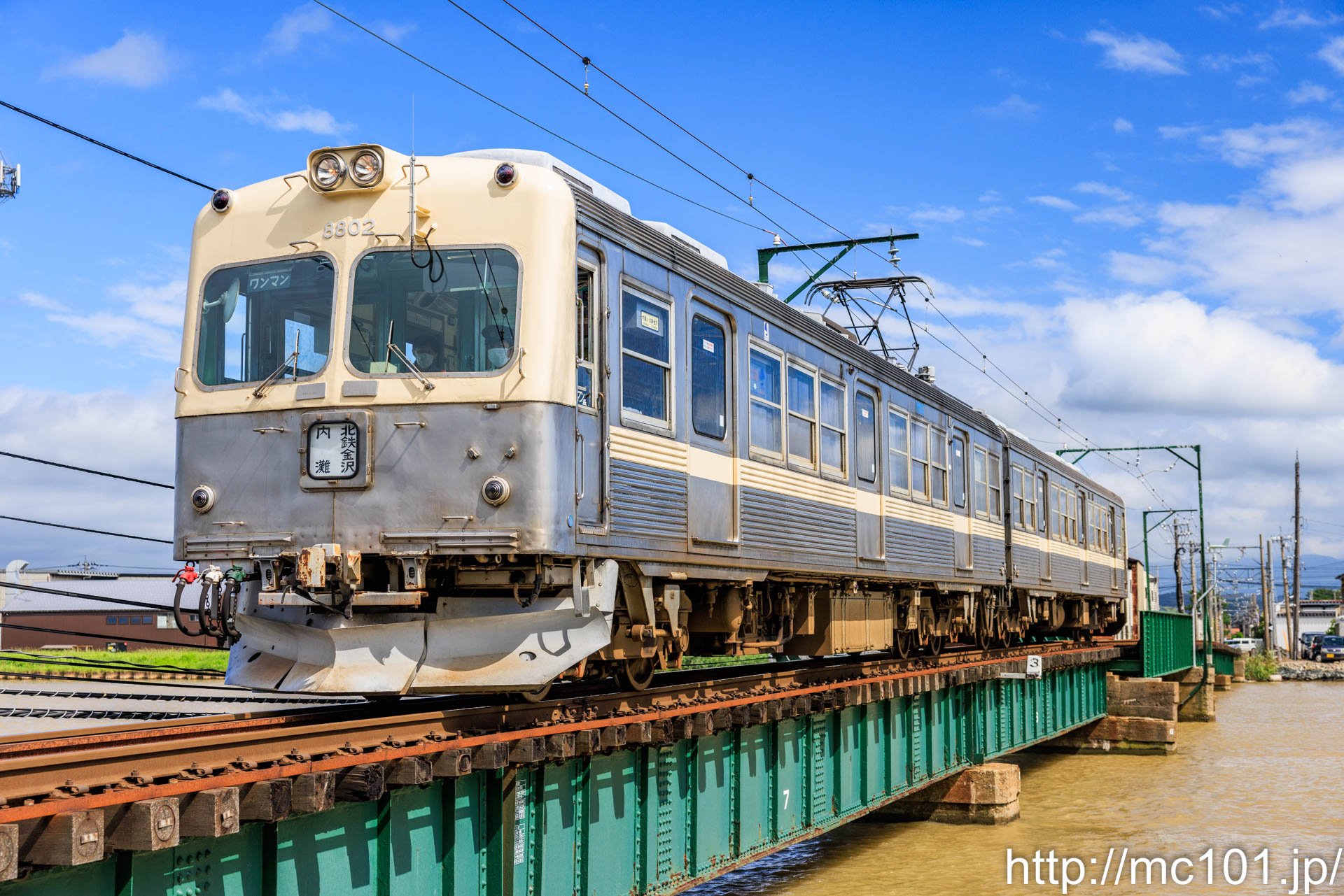 北陸鉄道浅野川線 蚊爪～粟ヶ崎間で撮影した北陸鉄道8000系8802を先頭とする列車(8802F)の写真