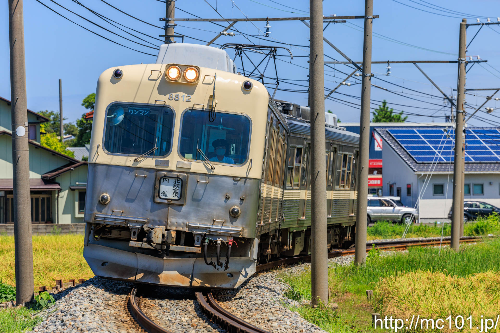 北陸鉄道浅野川線 北間～蚊爪間で撮影した北陸鉄道8000系8812を先頭とする列車(8802F)の写真