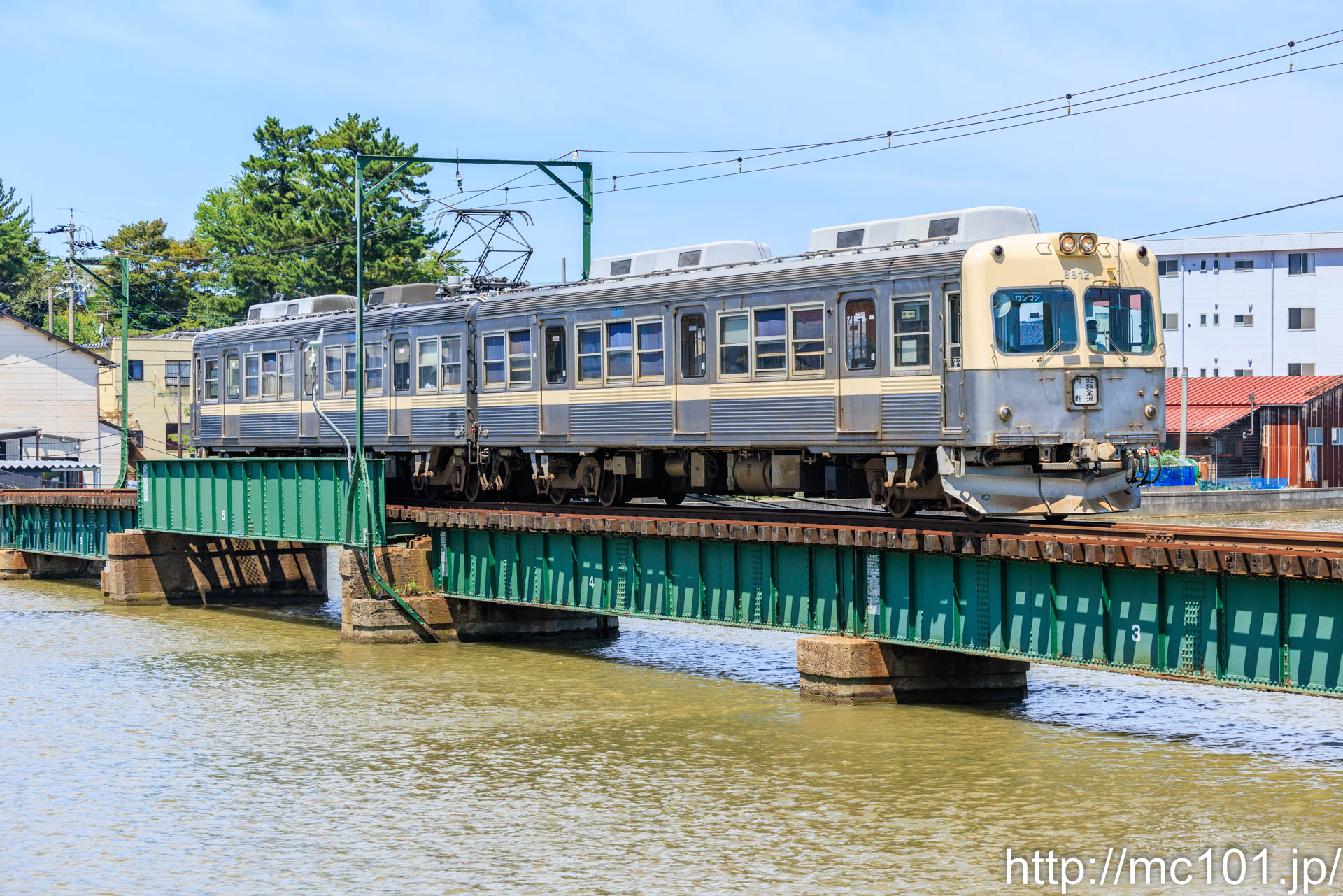 北陸鉄道浅野川線 蚊爪～粟ヶ崎間で撮影した北陸鉄道8000系8812を先頭とする列車(8802F)の写真
